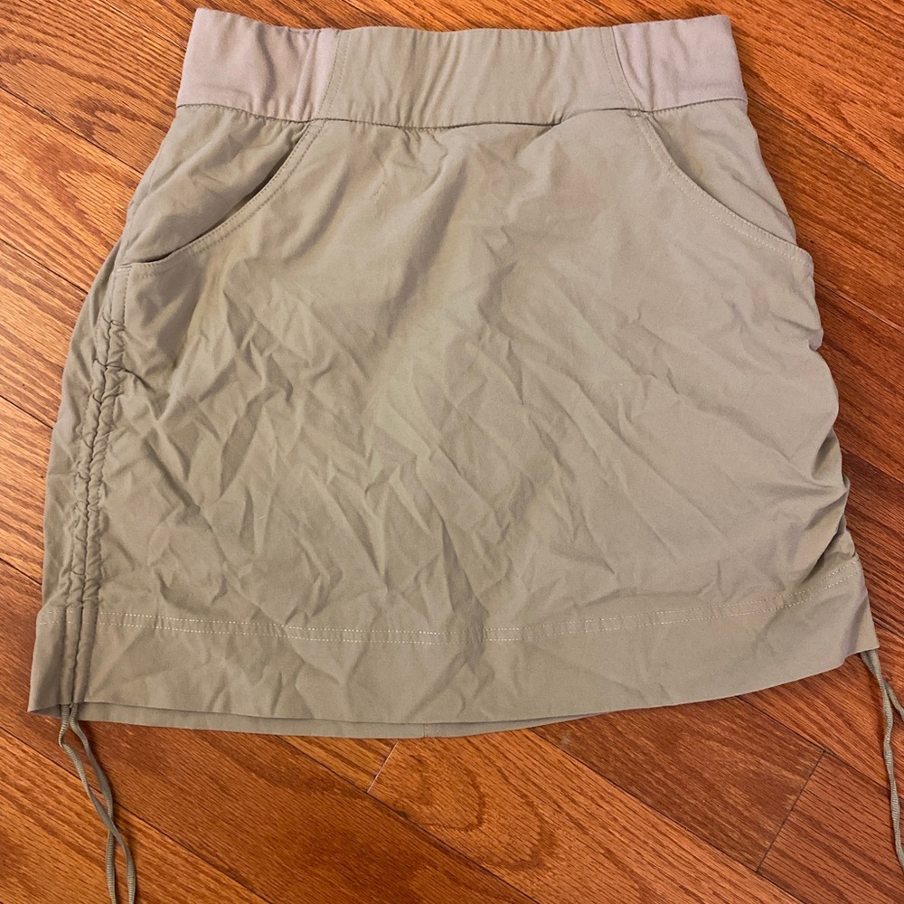 Womens Columbia skort. Omnishield size XS. Khacki